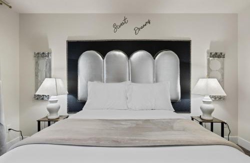 Caldwell House | Chic & Cozy Room, Unique Design, Shared Amenities Near CofI and Lake Lowell