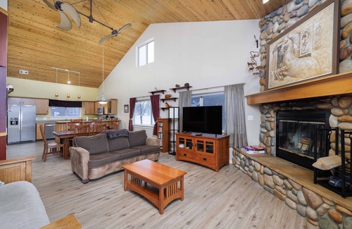 Big Sky House | Condo w/private hot tub & fireplace close to Big Sky Resort & Town Center - Firelight Retreat
