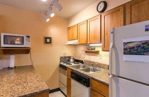 Big Sky Condo | Conveniently located condo with fireplace and gorgeous views - Stillwater Studio Retreat