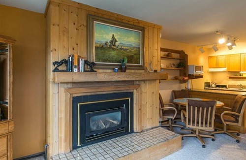 Big Sky Condo | Conveniently located condo with fireplace and gorgeous views - Stillwater Studio Retreat