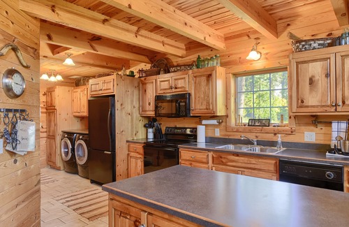Lead Cabin | Cougar Cabin - Beautiful 3BR Log Cabin Near Spearfish Canyon and Deadwood!
