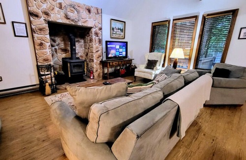 Briar Crest Woods Cabin | Cozy Cottage for Fam! Firepit, Woodstove, Games!