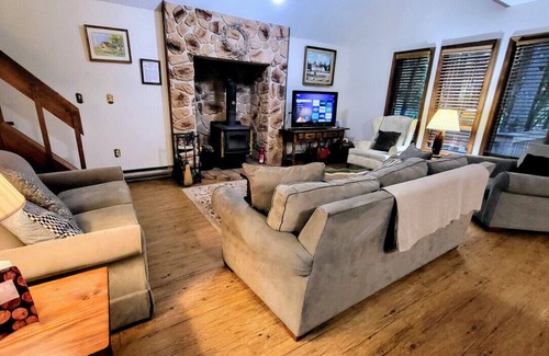 Briar Crest Woods Cabin | Cozy Cottage for Fam! Firepit, Woodstove, Games!