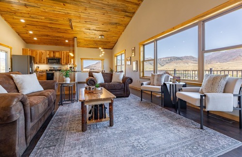 Wapiti House | Cozy Fall Getaway in Wapiti Hot tub, Views & Dogs