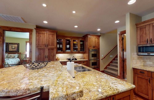 Sunriver House | Cozy Family Escape with A/C, Hot Tub & Ping Pong