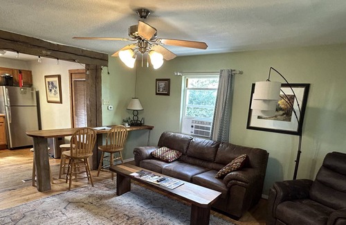 Riverfront House | Cozy fenced Yard-Handcrafted Woodwork leather furniture 1.5 Mile Downtown