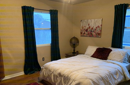 Riverfront House | Cozy fenced Yard-Handcrafted Woodwork leather furniture 1.5 Mile Downtown