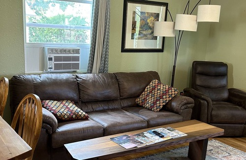 Riverfront House | Cozy fenced Yard-Handcrafted Woodwork leather furniture 1.5 Mile Downtown