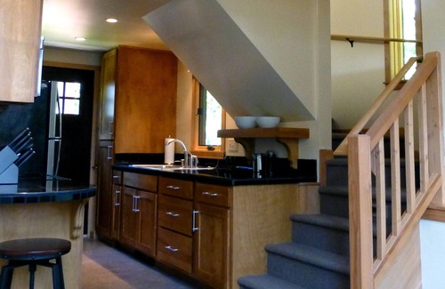 Riverfront House | Cozy, Modern Bungalow in the Heart of DOWNTOWN !!