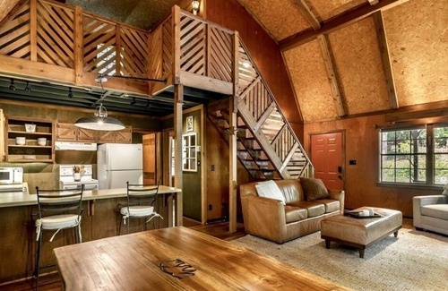 Walnut Mountain Cabin | Cozy Mountain Cabin close to Ellijay and Blue Ridge