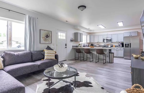 North Park House | Cozy & Private 4BDRM W/Hot Tub & Garage