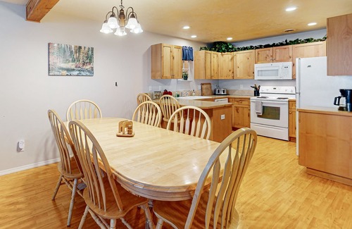 McCall Condo | Cozy retreat close to Ponderosa State Park with golf course views
