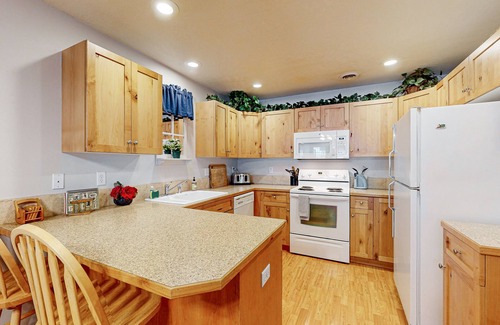 McCall Condo | Cozy retreat close to Ponderosa State Park with golf course views