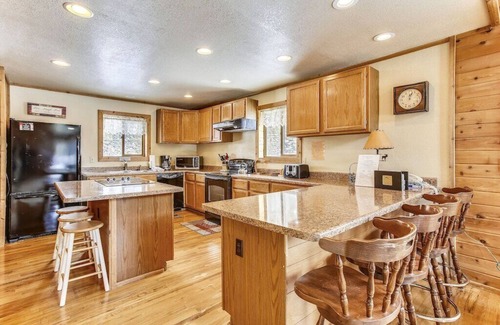 Blue River House | Cozy Spacious Rustic Cabin – Mountain Views & Peaceful Powder Getaway
