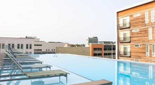 Cole-Noble District Apartment | CozySuites l Dream 1BR, Monument Circle, Indy