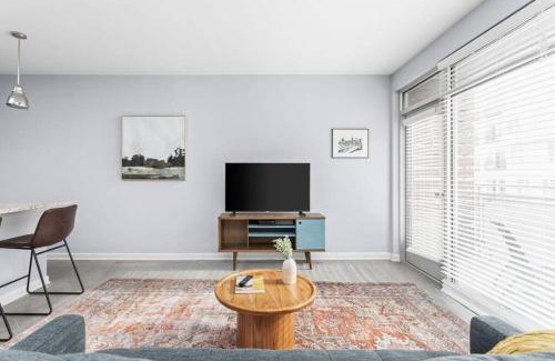 Cole-Noble District Apartment | CozySuites l Dream 1BR, Monument Circle, Indy