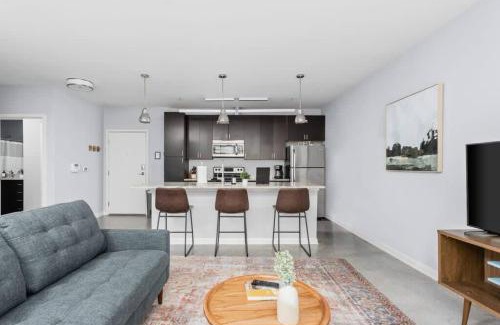Cole-Noble District Apartment | CozySuites l Dream 1BR, Monument Circle, Indy