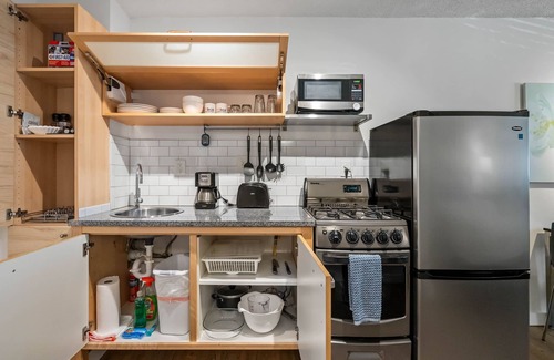 Midtown Apartment | (CPG) Serviced Studio w/Full Kitchen in Quiet Neighborhood