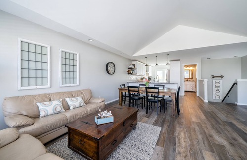Wapato Point House | Deluxe Townhome, Shared Pool and Large Decks!