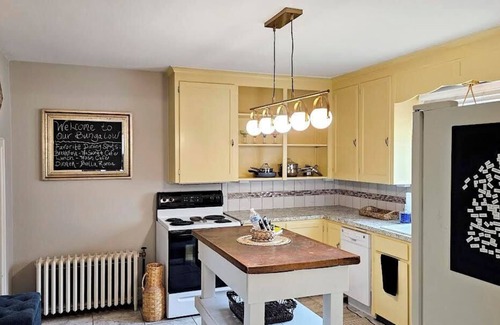 Helena House | Downtown Bungalow - Entire house with workout room