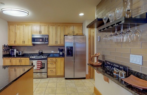 Sandpoint Condo | Downtown lakefront luxury condo w/patio & shared hot tub/pool