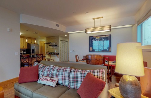 Sandpoint Condo | Downtown lakefront luxury condo w/patio & shared hot tub/pool