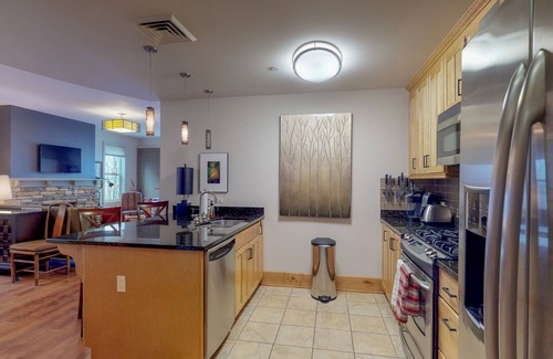 Sandpoint Condo | Downtown lakefront luxury condo w/patio & shared hot tub/pool