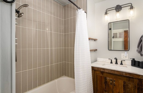 Bozeman House | Downtown Modern Bungalow - 3BR w Private Yard + Hot Tub - 30 day minimum