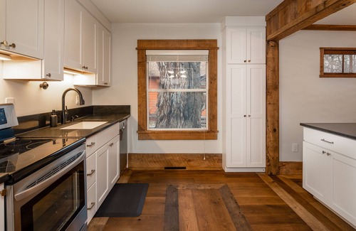 Bozeman House | Downtown Modern Bungalow - 3BR w Private Yard + Hot Tub - 30 day minimum