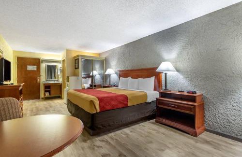 Broken Arrow Hotel | Econo Lodge Broken Arrow-Tulsa