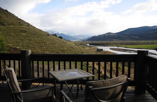 Emigrant Cabin | Elk Cabin: Epic Views of the Yellowstone River