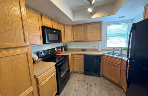 Tucson Condo | Enchanting 2 Bedroom First Floor with Picture Perfect Mountain View Windows!
