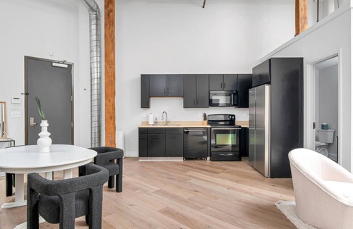 Downtown Nashville Condo | Enjoy extra savings | no rental car needed! Walk to Broadway. Center Stage Loft by Music City Loft.