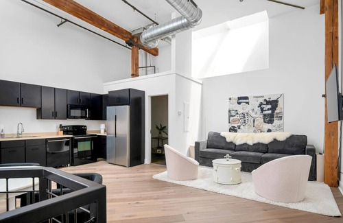 Downtown Nashville Condo | Enjoy extra savings | no rental car needed! Walk to Broadway. Center Stage Loft by Music City Loft.