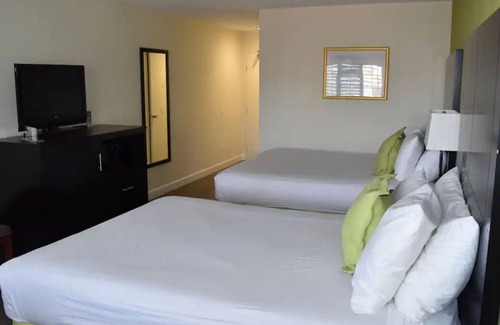 Old Town House | Explore Harbor Island! 2 Family-friendly Units w/ Free Breakfast, Great Location