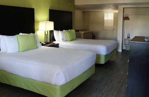 Old Town House | Explore Harbor Island! 2 Family-friendly Units w/ Free Breakfast, Great Location