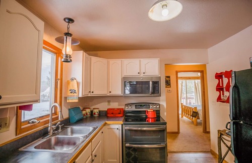 Martin City House | Family cabin 9 miles from Glacier Park Entrance