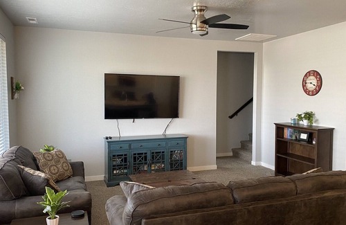 Caldwell House | Family Friendly Home, Quiet Culdesac (Sleeps 10-12)