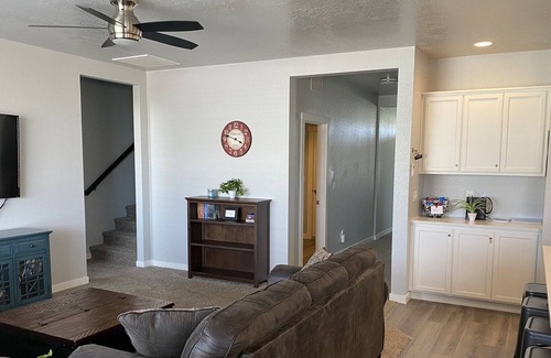 Caldwell House | Family Friendly Home, Quiet Culdesac (Sleeps 10-12)