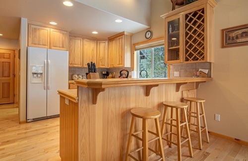 Sunriver House | Family Getaway with A/C, BBQ & Private Hot Tub
