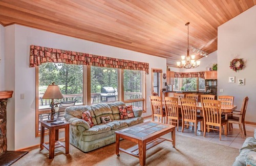 Sunriver House | Family Golf Escape with A/C & Movie Lounge