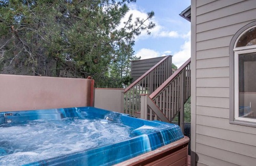 Sunriver House | Family Golf Escape with A/C & Movie Lounge
