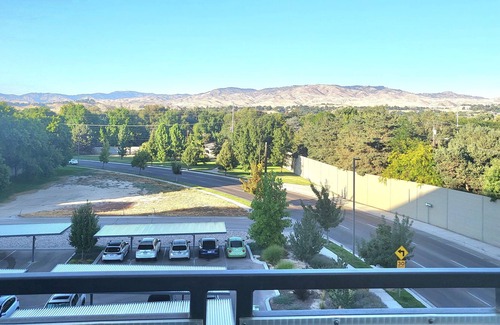 Southeast Boise Apartment | Fantastic 2bed/2bath Penthouse - Downtown Boise location, AMAZING mountain views
