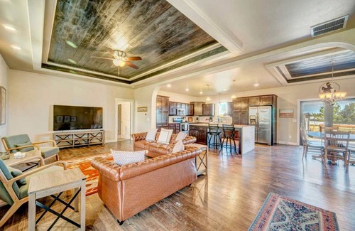 Sheridan House | Farmhouse ∙ 3 bedrooms ∙ 6 guests