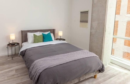 Central Business District Apartment | Frontdesk | Trendy and Bright 1 BR Apt