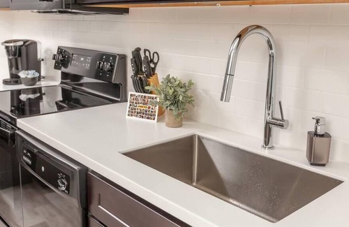 Central Business District Apartment | Frontdesk | Trendy and Bright 1 BR Apt