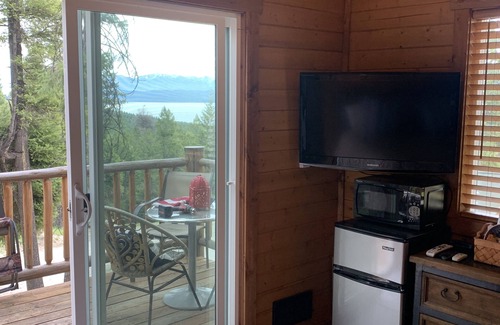 Somers Cabin | Gated Luxury Queen Bed Cottage Sleeps 2 Air Conditioning Kitchenette EV Charger