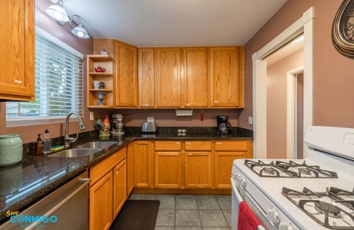 Midvale House | Granny's Ski Chalet | Close to Skiing|Big Backyard