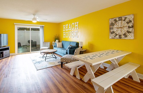 Biloxi Condo | Great 2 BR close to KAFB & we accept per diem! MAXIMUM 4 PEOPLE AT ANY TIME!