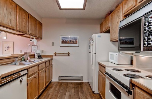 Ketchum Condo | Habitat Condo A7 - Easy Walk to Downtown Ketchum & Hot Tub Onsite